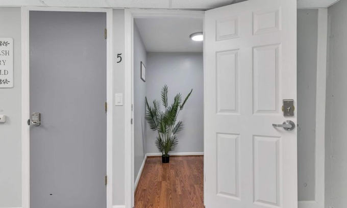 Lake Fenton Wohnung | Fenton Flats- Suite 5 With On Site Hot Tub and Personal Garage