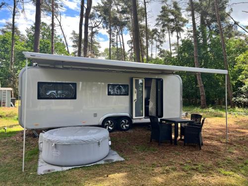 Luetow Wohnung | Ferienhäuser Insel Usedom - Luxuswohnwagen 4 mit Whirlpool direkt am Achterwasser