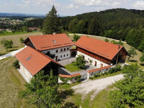 Regau Wohnung | Ferienwohnung nähe Attersee - Traunsee LEHNER IM WALD charmantes Bauernhaus in Alleinlage