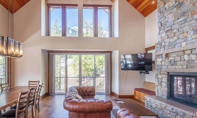 East Kootenay Haus | Fernie - Ski in/out Snow Creek Cabin #507