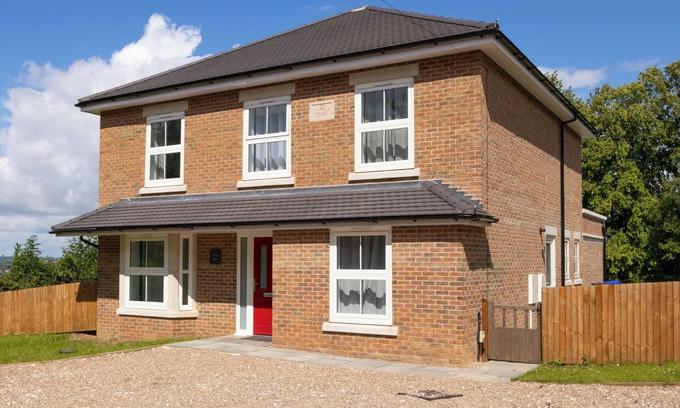 Winshill Haus | Field View 5-Bed House - free parking