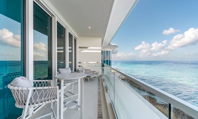 George Town Eigentumswohnung | Fin #16 - Luxurious Oceanfront Condo