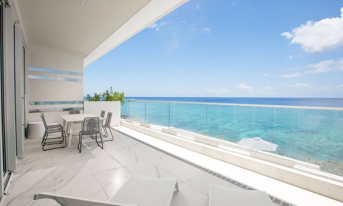 George Town Eigentumswohnung | FIN # 2 – Ground Floor Ocean Front Condo