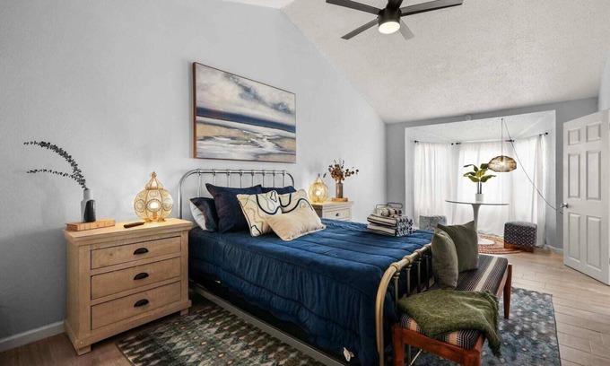 El Paso Haus | Find your groove here in this stylish, artistic home