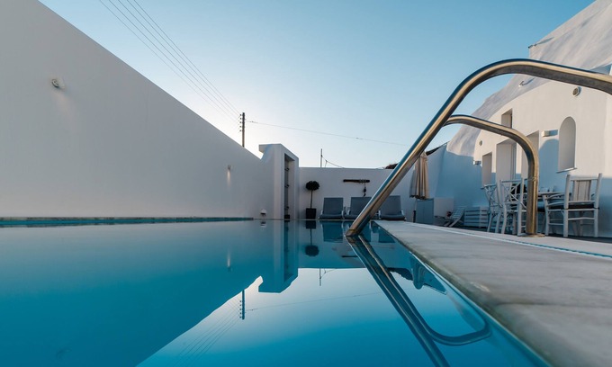 Karterados Haus | Fira-cave-sleeps 13-parking-pool-pet Friendly