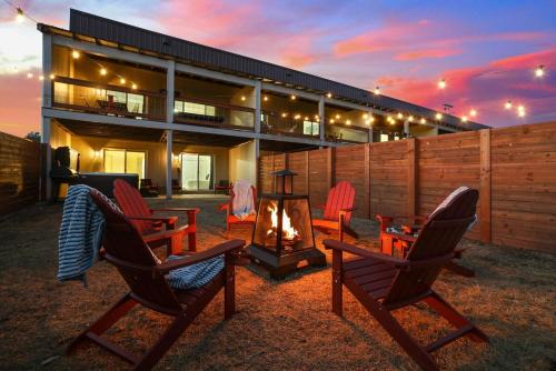 Custer Wohnung | Fireside Haven - Hot Tub & Downtown Walkable