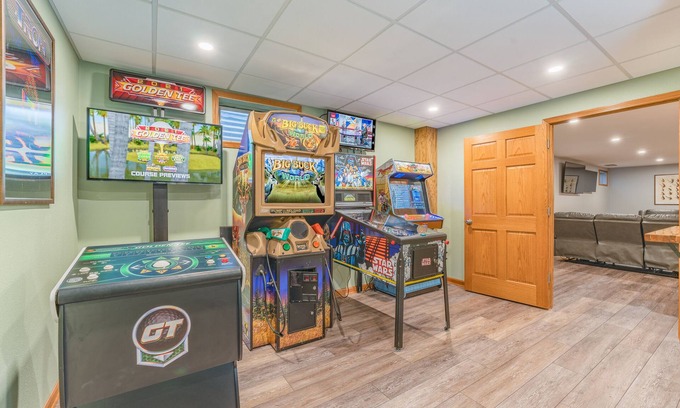 Wisconsin Dells Haus | First Class Arcade/NEWELY REMODELED/FIREPIT