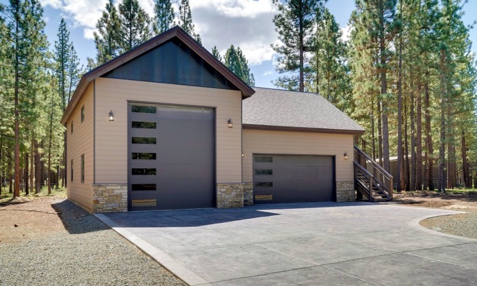 Iron Horse Wohnung | Fish, Boat & Hike: Modern Portola Studio