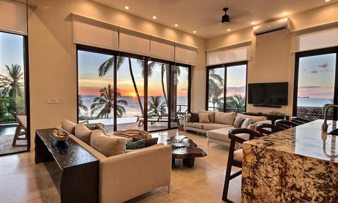 Playa Flamingo Haus | Flamingo Beachfront with Pool and Views from Every Room