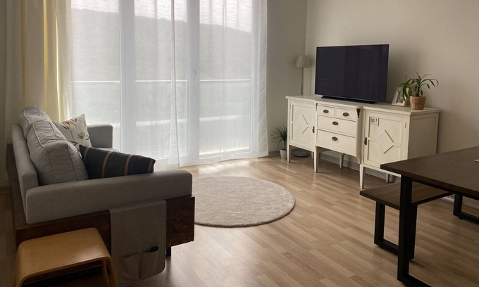 Sancaktepe Wohnung | Flat w Pool and Security, 10 min to Rings Mall