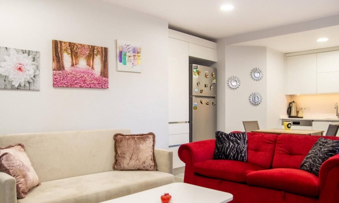 Altınyunus Mahallesi Wohnung | Flat with Shared Pool Close to the Beach in Cesme