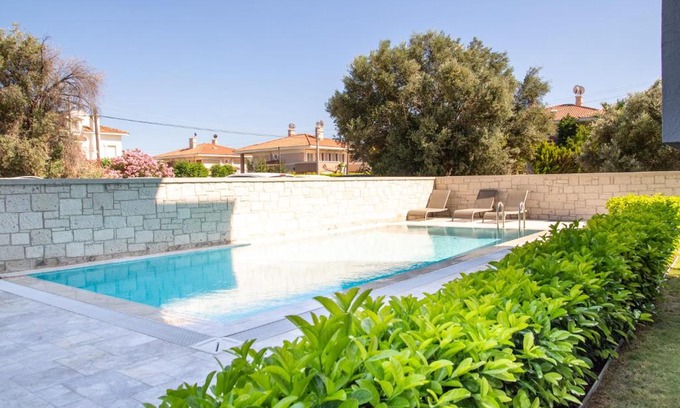 Altınyunus Mahallesi Wohnung | Flat with Shared Pool Close to the Beach in Cesme