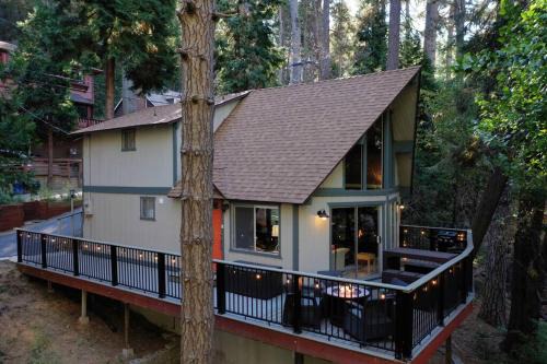 Arrowhead Villas Haus | Fleming Creek Hideaway, Next to Creek, Fire-Pit!