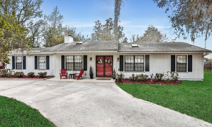 Doctors Inlet Haus | Fleming Island 4/3 by River wifi&MILS! Beach 45min