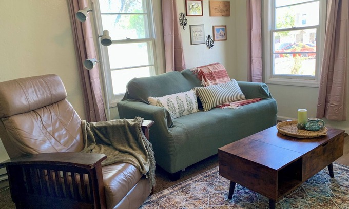 American Falls Hütte | Flexible Stay, Covered Parking, Workspace, King Bed, Pet-Friendly, W&D