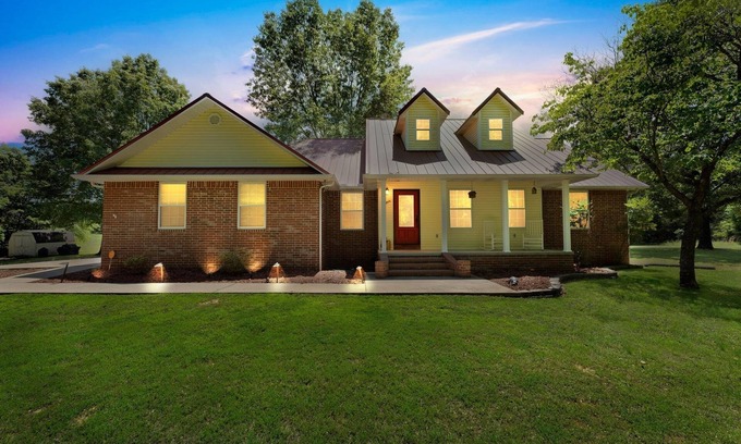 Flippin Haus | Flippin Haven: Spacious & Cozy Retreat 3 Bedroom Home by RedAwning