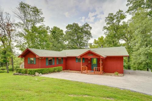 Flippin Haus | Flippin Home with Fire Pit Walk to White River!