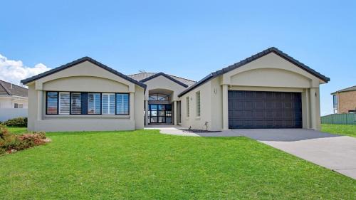Port Macquarie Haus | FLOATING ON THE CANALS - 80 COMMODORE CRES
