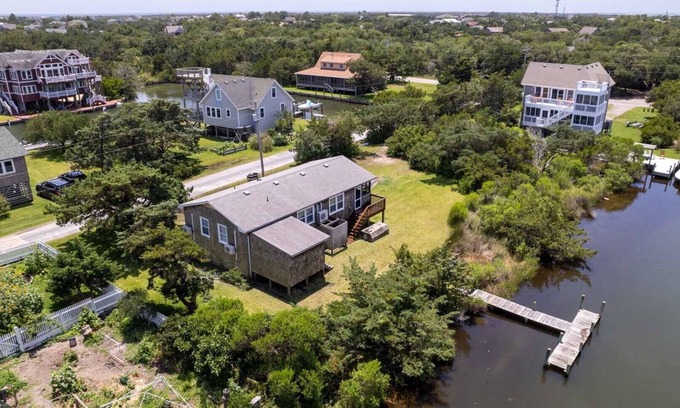 Ocracoke Hütte | Floundering Around: Canal front cottage perfect for your next fishing trip.