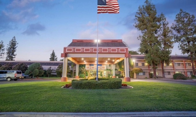 Raisin Hotel | Fly In, Rest Easy – 2 Budget-friendly Units Close to Airport