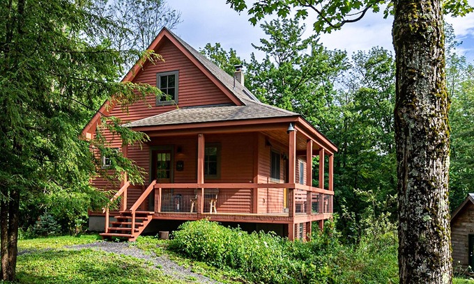 Austerlitz Kabine | Fog Hill Cabin is a peaceful retreat set among a wooded landscape.