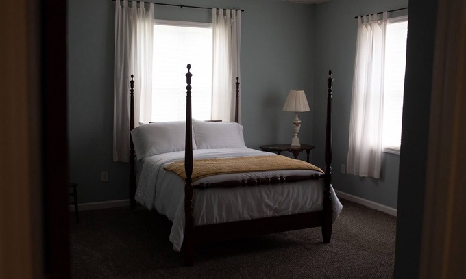 Fondren Haus | Fondren Cottage - close to restaurants, hospitals. Cozy & comfy!