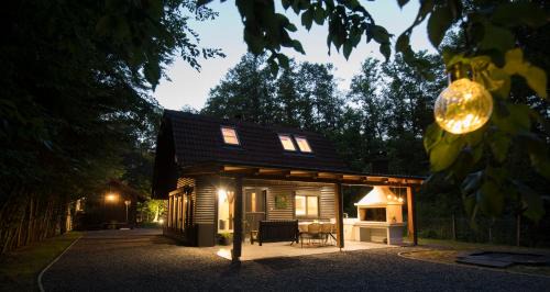 Nedelisce Haus | Forest Cabin Nest-Family Retreat for 7 with Sauna & Hot tub