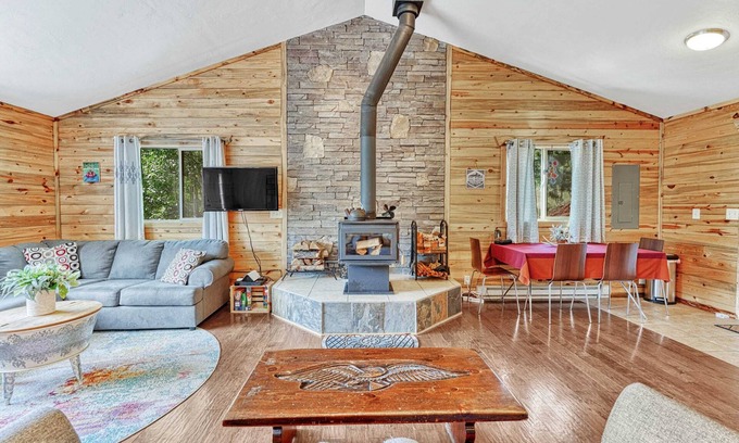 Rainbow Valley Kabine | Forest Edge Hideaway with Great Views in Divide