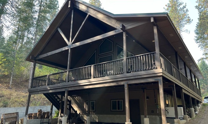 Garden Valley Kabine | Forest Seclusion Sleeping 10. Hot Tub, Pets, WIFI and Geothermal Pool Access!