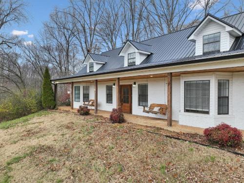 Lawrenceburg Haus | Fox Haven Retreat-Private Yard-Outdoor Adventure