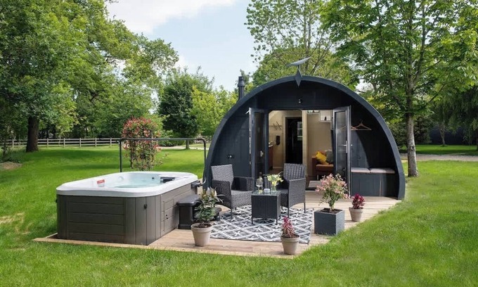 Malmesbury Kabine | Foxes Den | Hot Tub Stay in the Cotswolds