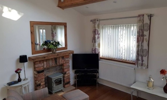 Chorlton-by-Backford Hütte | Foxlea Cottage. Charming Contemporary Cottage in Saughall – Minutes from Chester