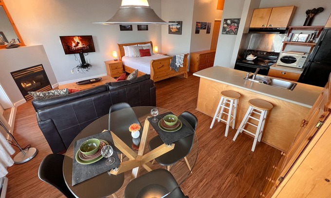 Tofino Eigentumswohnung | Ocean View I Downtown I Fireplace I Pets I Beach