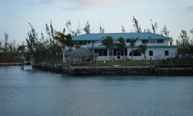 Bell Channel Bay Wohnung | Kostenlose Bootsanleger, 7 Schlafzimmer, 7 Bäder, Kanalfront und kurzer Fußweg zum Taino Beach