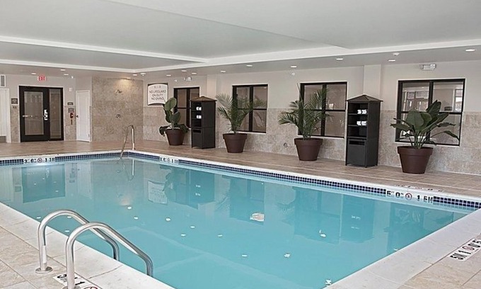 Auburn Hills Wohnung | Anhörung barrierefreie Suite | Kostenloses WLAN, kostenloses Frühstück + Innenpool