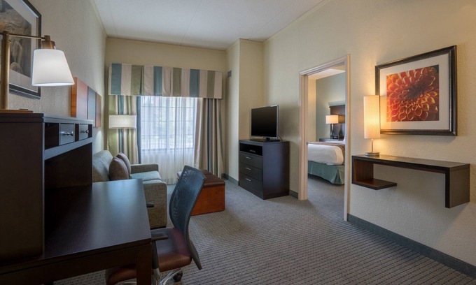 Concordville Eigentumswohnung | Free Breakfast. Seasonal Outdoor Pool. Gym. Close to Longwood Gardens!