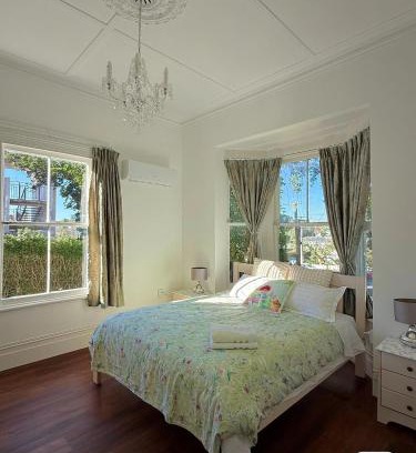 Mount Eden Villa | Free Parking,5 minutes to City, bus at the door, 100-year-old building at the foot of Mount Eden Park,unit 1