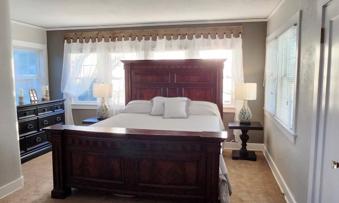 Rio Linda Hütte | French country home on 10 acres, near Int. airport