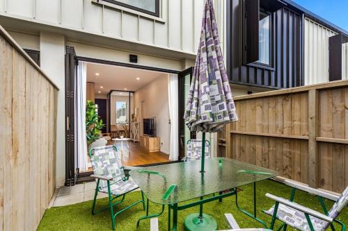 Grey Lynn Wohnung | Fresh Grey Lynn 2BR unit w Patio by Zodiak Stays