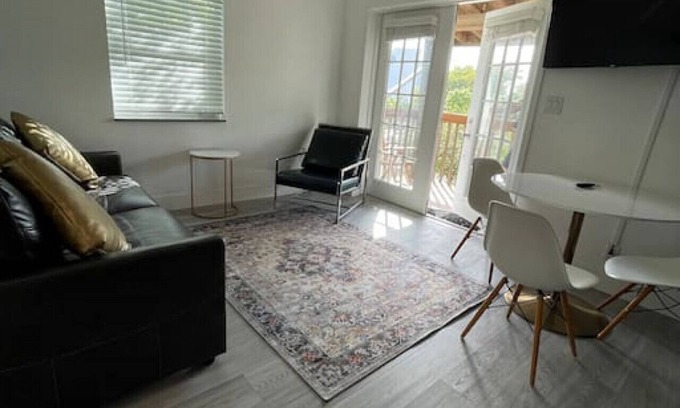 Riverside Park Wohnung | Fresh & Modern Overlooking Fort Lauderdale's Canal