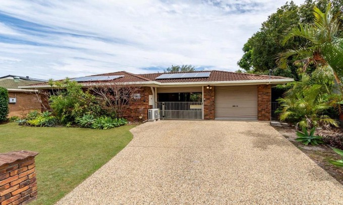 Bellara Haus | Freshly revovated Dog Friendly House walking distance to Waterfront!