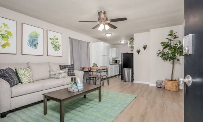 Raisin Wohnung | Fresno Apt | Parking | 1/1 |Near Gazebo Gardens