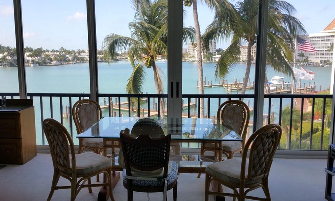 Moorings Eigentumswohnung | Front unit overlooking Moorings bay - 7 min walk to the Beach. 2 boat slips