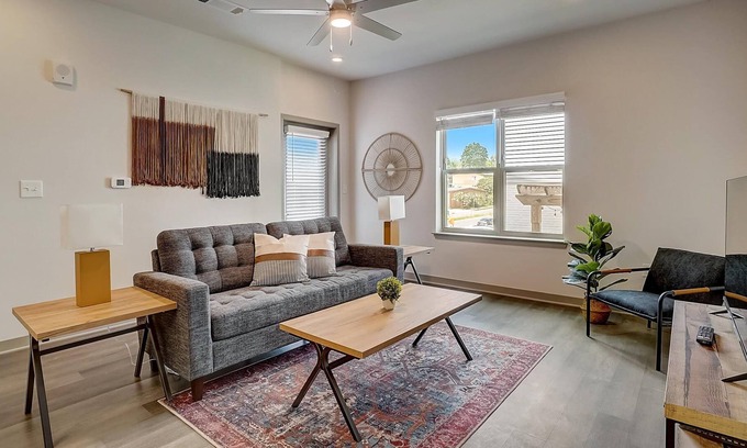 Forest Park Wohnung | Frontdesk | 1 BR Apt near Vulcan Park