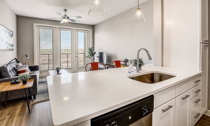 Highland Wohnung | Frontdesk | 1 BR Apt near Texas Capitol