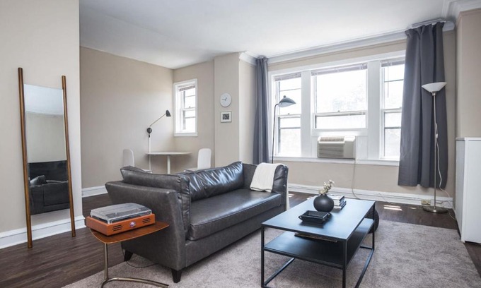 East Hyde Park Wohnung | FRONTDESK Nice 1 BR Apt by Smart Museum of Art