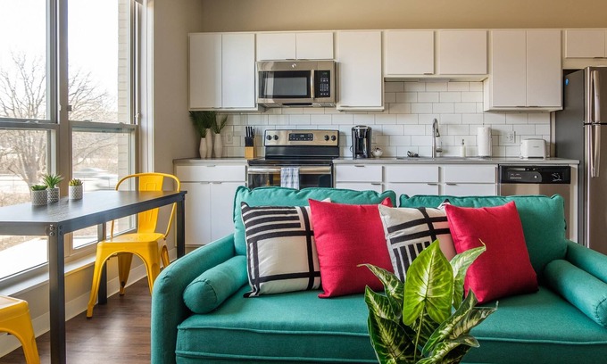 Ames Wohnung | Frontdesk | Stylish 1BR Apt Near Theater