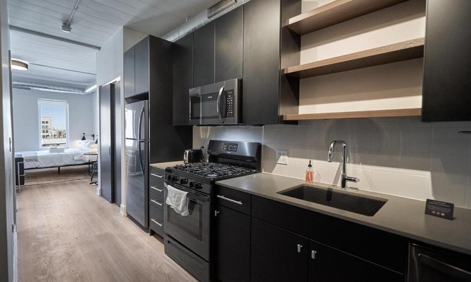 Lakeview Wohnung | FRONTDESK Wrigleyville Studio Apt with Balcony