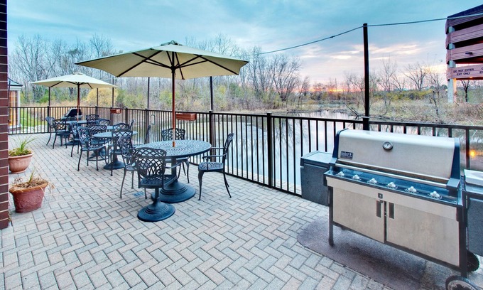 Oakbrook Terrace Eigentumswohnung | Fully-Equipped Suite | Complimentary Breakfast