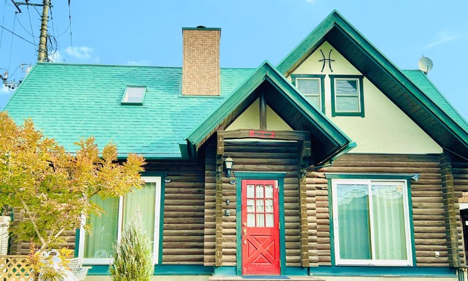 Sano Kabine | Fully equipped with wood stove, large projector, hammock, board games, toys, and other amenities for a comfortable stay! Modern log house, 17 minutes from Ashikaga Flower Park!